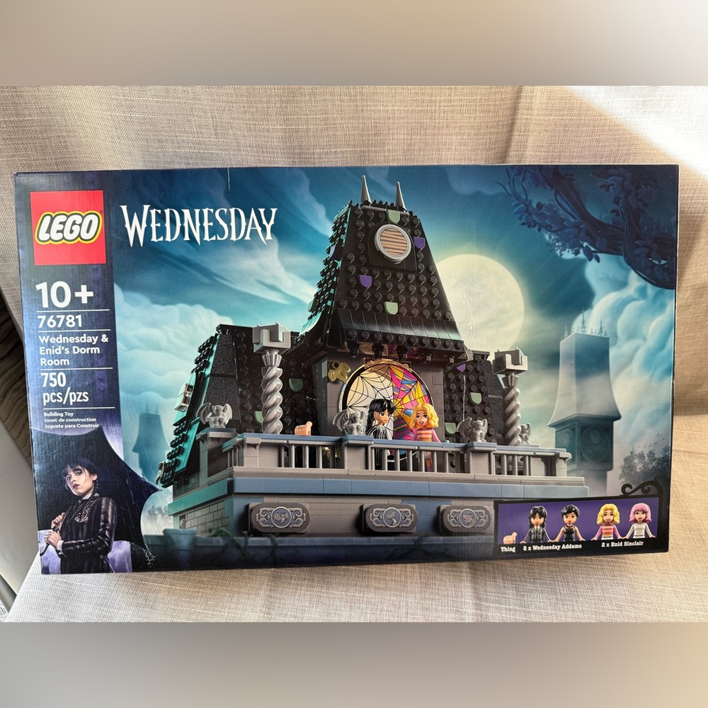 LEGO Wednesday & Enid's Dorm Room Playset 750 PCS - 76781 -4 Minifigures -